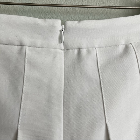 Aritzia | Sunday Best White Olive Micro Pleated Skirt. Size 2 - Picture 5 of 6